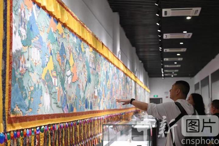 圖為觀眾參觀唐卡《涼州會盟》。 中新社記者 戴文昌 攝