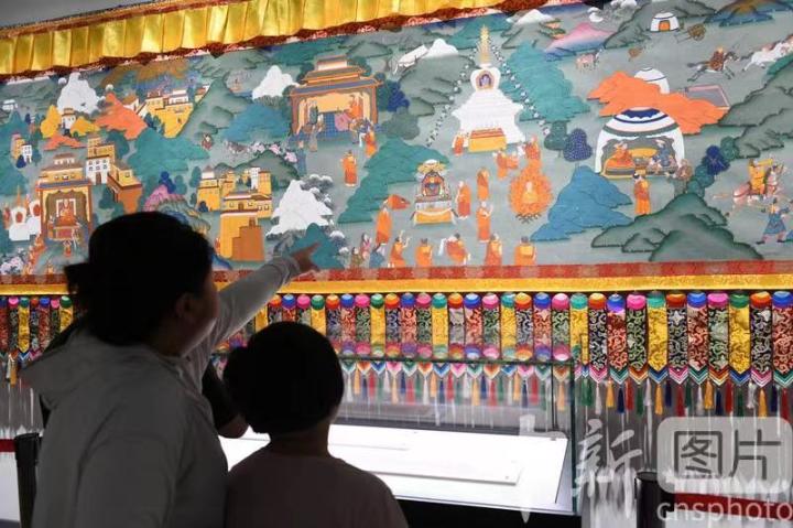 圖為觀眾觀看唐卡《涼州會盟》。 中新社記者 戴文昌 攝