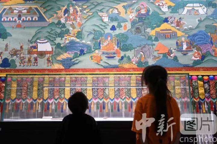 圖為觀眾參觀唐卡《涼州會盟》。 中新社記者 戴文昌 攝