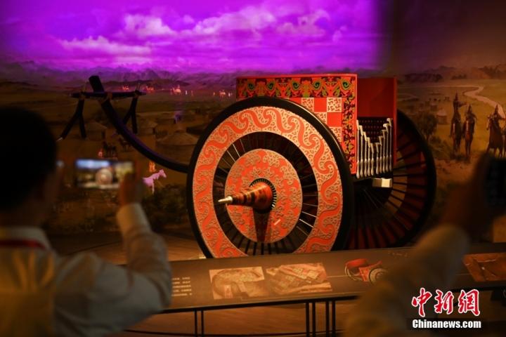 8月16日，甘肅省天水市張家川回族自治縣馬家塬車輿博物館內(nèi)，游客拍攝等比例的戰(zhàn)國(guó)西戎車輿復(fù)制品。