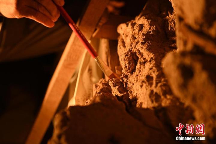 8月25日，文物修復(fù)師牟常有進(jìn)行文物修復(fù)工作。