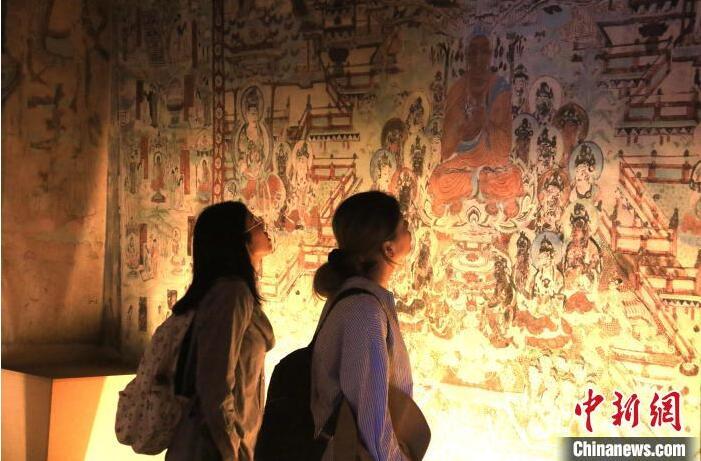 2023年8月27日，游客在甘肅省敦煌市博物館參觀文物展。張曉亮 攝(資料圖)