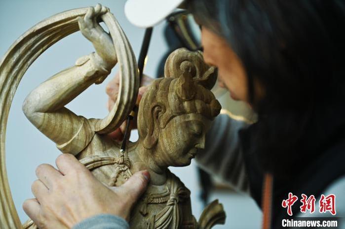 圖為季茂杰進行敦煌元素的木雕創(chuàng)作。李亞龍 攝</p>
<p>