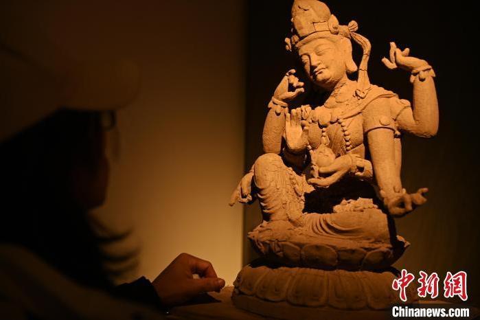 圖為季茂杰觀察自己創(chuàng)作的敦煌木雕。李亞龍 攝