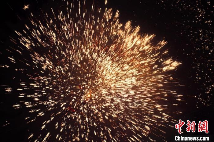 據(jù)悉，“花”與“發(fā)”諧音，取“打花打花，越打越發(fā)”之意。“打鐵花”不僅蘊(yùn)含著人們祈福納祥的美好愿望，也展現(xiàn)了民間生鐵冶煉傳統(tǒng)技藝的工匠精神。侯奇志 攝