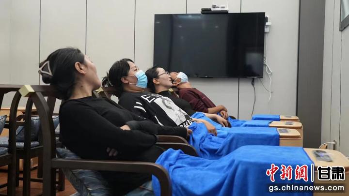 圖為當?shù)鼐用耋w驗藏醫(yī)院診療。卓瑪草 攝