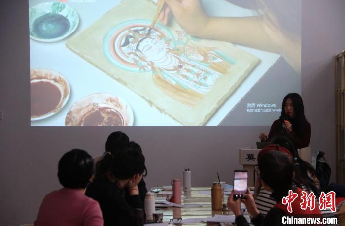 2023年2月，在敦煌研究院莫高學(xué)堂，研學(xué)導(dǎo)師給學(xué)員講授敦煌壁畫臨摹技法?！　垥粤?攝