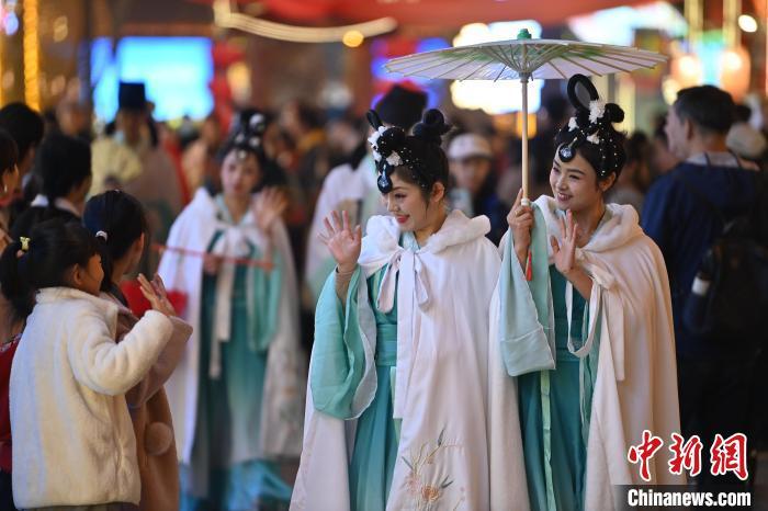 圖為街區(qū)人員著傳統(tǒng)服飾與游人互動(dòng)。李亞龍 攝</p>
<p>