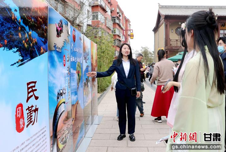 3月下旬，民勤縣在天水啟漢樓廣場舉行推介會，宣傳本地旅游資源和農(nóng)特優(yōu)產(chǎn)品。圖為工作人員向游客介紹民勤自然風光、歷史文化。馬愛彬 攝