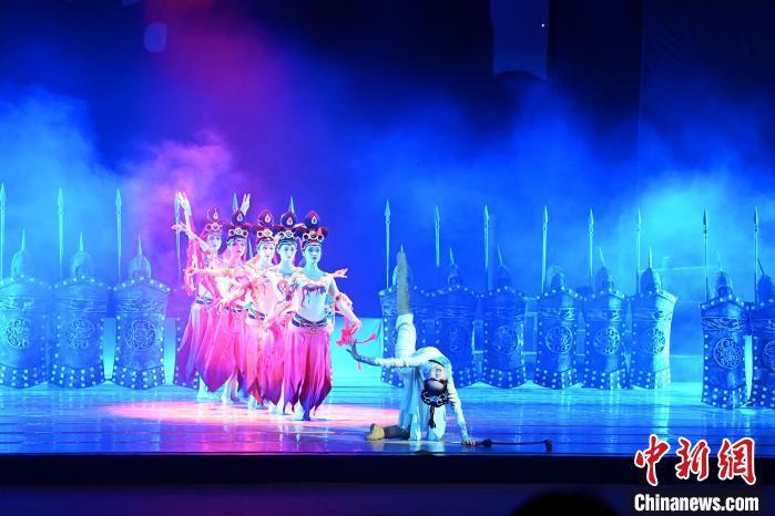 2023年2月18日，蘭州歌舞劇院創(chuàng)排的大型舞劇《大夢敦煌》。　　九美旦增 攝