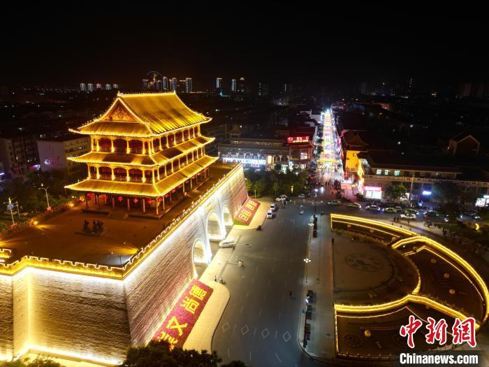 圖為武威市標(biāo)志性建筑涼州古城門燈光亮起。(無(wú)人機(jī)照片) 　戴文昌 攝</p><p>