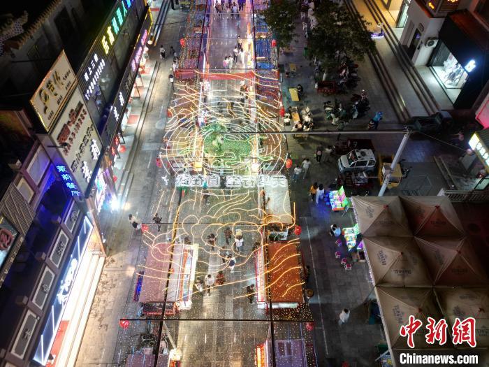 圖為明清街夜市燈光點(diǎn)亮具有武威文化元素的“銅奔馬”彩燈。(無(wú)人機(jī)照片) 　戴文昌 攝</p><p>