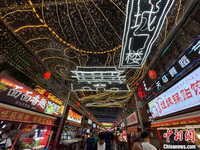 圖為明清街夜市燈光點(diǎn)亮具有武威文化元素的“涼州古城門”彩燈?！〈魑牟?攝</p><p>