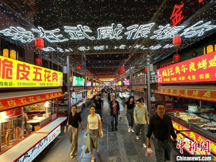 圖為明清街夜市燈光點(diǎn)亮“我在武威很想你”?！〈魑牟?攝</p><p>