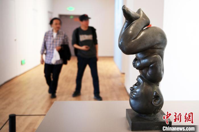 5月21日，觀眾參觀“絲路印跡”雕塑藝術(shù)作品展展出的雕塑作品。九美旦增 攝</p>
<p>