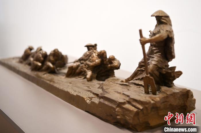 5月21日，在“絲路印跡”雕塑藝術(shù)作品展展出的作品《治水為民·禹德九州》。九美旦增 攝</p>
<p>