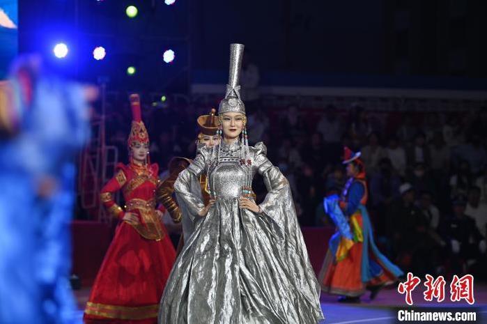 圖為開幕式現(xiàn)場(chǎng)蒙古族服飾秀。李亞龍 攝</p>
<p>