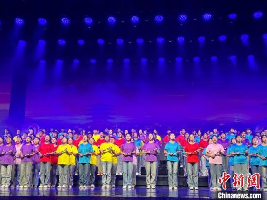 5月28日晚，“詩意甘肅·絲路長(zhǎng)風(fēng)三千里”——月出涼州·武威詩會(huì)在甘肅省武威市漢唐天馬城舉行。楊娜 攝