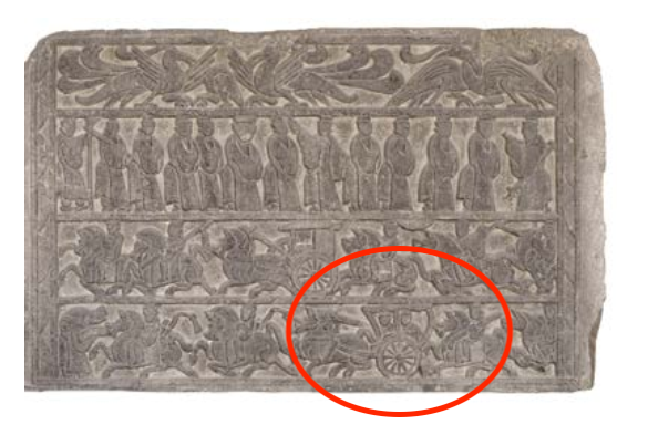 △漢代迎賓、車馬出行畫像石，現(xiàn)藏于臨沂市博物館。畫像石的第四層中有軺車出現(xiàn)。