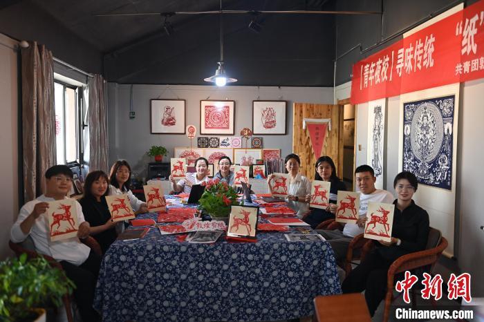 6月6日，在甘肅敦煌青年夜校課程中，青年學(xué)員展示學(xué)習(xí)敦煌非遺剪紙的成果。