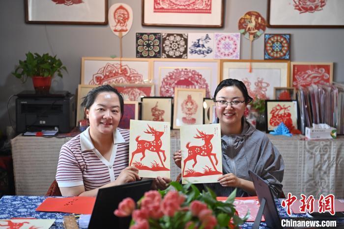 6月6日，在甘肅敦煌青年夜校課程中，青年學(xué)員展示學(xué)習(xí)敦煌非遺剪紙的成果。李亞龍 攝　　