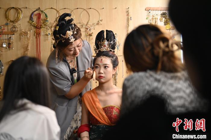 6月6日，在甘肅敦煌青年夜校課程中，青年學(xué)員學(xué)習(xí)敦煌美妝課程。李亞龍 攝　　