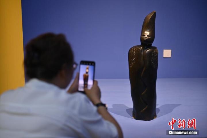 圖為游客拍攝蛇紋石作品《貴婦人》。中新社記者 李亞龍 攝