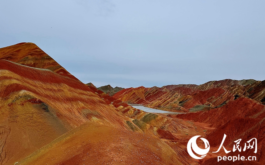 雨后的七彩丹霞，顏色格外艷麗。人民網(wǎng)記者 徐冬兒攝