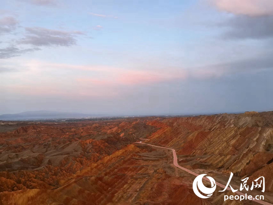 日落時(shí)分，余暉與丹霞交相輝映。人民網(wǎng)記者 唐嘉藝攝