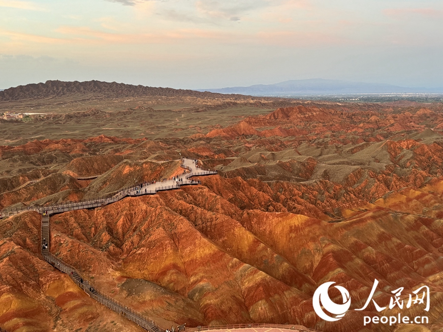 日落時(shí)分，余暉與丹霞交相輝映。人民網(wǎng)記者 徐冬兒攝