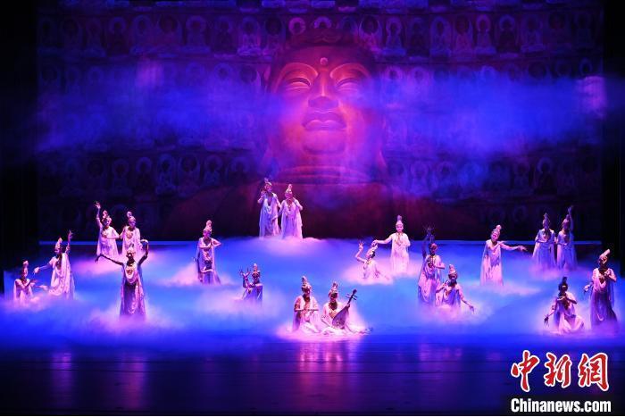 7月18日晚，中國經(jīng)典舞劇《絲路花雨》在甘肅蘭州黃河劇院進(jìn)行演出。中國經(jīng)典舞劇《絲路花雨》迎來45周年，7月17日-8月4日在蘭州開啟為期多天的駐場演出。該舞劇取材于敦煌莫高窟壁畫，集中國霓裳羽衣舞、敦煌舞、印度舞、黑巾舞、波斯馬鈴舞等于一身，自1979年演出至今，該劇先后在40多個國家和地區(qū)演出近4000場，觀眾550多萬人次。中新社記者 李亞龍 攝</p>
<p>