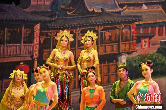 7月18日晚，中國經(jīng)典舞劇《絲路花雨》在甘肅蘭州黃河劇院進(jìn)行演出。中國經(jīng)典舞劇《絲路花雨》迎來45周年，7月17日-8月4日在蘭州開啟為期多天的駐場演出。該舞劇取材于敦煌莫高窟壁畫，集中國霓裳羽衣舞、敦煌舞、印度舞、黑巾舞、波斯馬鈴舞等于一身，自1979年演出至今，該劇先后在40多個國家和地區(qū)演出近4000場，觀眾550多萬人次。中新社記者 李亞龍 攝</p>
<p>