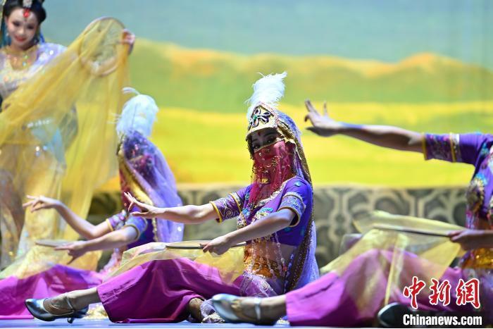 7月18日晚，中國經(jīng)典舞劇《絲路花雨》在甘肅蘭州黃河劇院進(jìn)行演出。中國經(jīng)典舞劇《絲路花雨》迎來45周年，7月17日-8月4日在蘭州開啟為期多天的駐場演出。該舞劇取材于敦煌莫高窟壁畫，集中國霓裳羽衣舞、敦煌舞、印度舞、黑巾舞、波斯馬鈴舞等于一身，自1979年演出至今，該劇先后在40多個國家和地區(qū)演出近4000場，觀眾550多萬人次。中新社記者 李亞龍 攝</p>
<p>