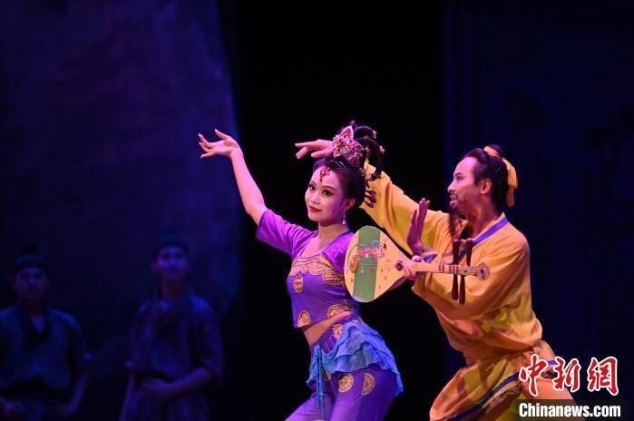 7月18日晚，中國經(jīng)典舞劇《絲路花雨》在甘肅蘭州黃河劇院進(jìn)行演出。中國經(jīng)典舞劇《絲路花雨》迎來45周年，7月17日-8月4日在蘭州開啟為期多天的駐場演出。該舞劇取材于敦煌莫高窟壁畫，集中國霓裳羽衣舞、敦煌舞、印度舞、黑巾舞、波斯馬鈴舞等于一身，自1979年演出至今，該劇先后在40多個國家和地區(qū)演出近4000場，觀眾550多萬人次。中新社記者 李亞龍 攝</p>
<p>
