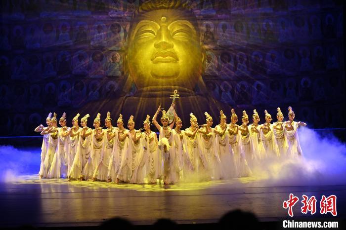 7月18日晚，中國(guó)經(jīng)典舞劇《絲路花雨》在甘肅蘭州黃河劇院演出。李亞龍 攝
