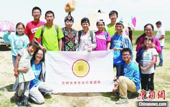 圖為蘭州大學(xué)文化行者團(tuán)隊(duì)走進(jìn)民族社區(qū)。(資料圖)蘭州大學(xué)供圖