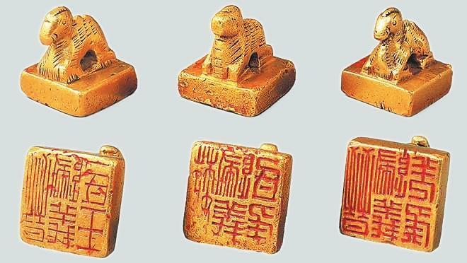 從左至右依次為“晉歸義羌侯”金印、“晉歸義氐王”金印、“魏歸義氐侯”金印