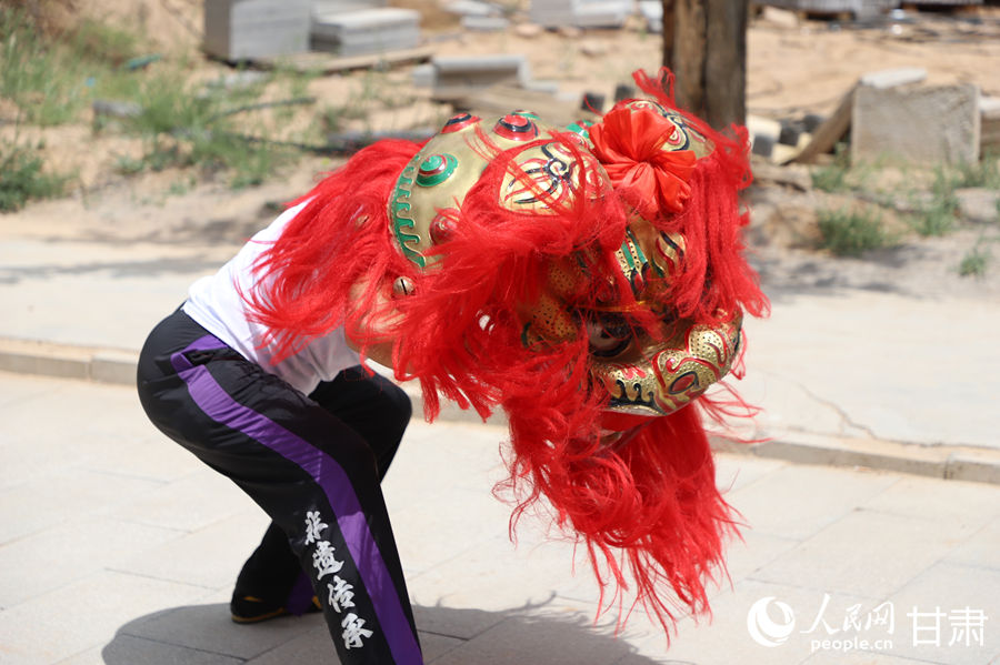 柴宗峰在桃林村展示蘭州北獅風(fēng)采。人民網(wǎng)記者 焦隆攝