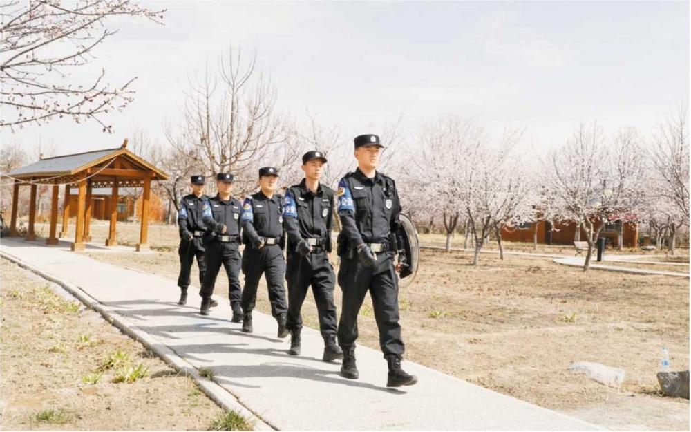 杏花林中“警”色美